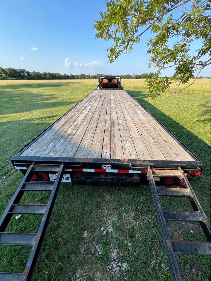 Heavy-duty dump trailer rental Ellis County Texas for construction debris landscaping and hauling jobs